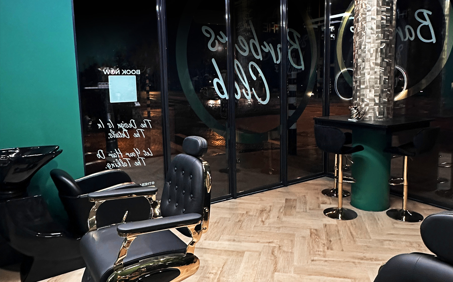 Het interieur van The Barbers Club
